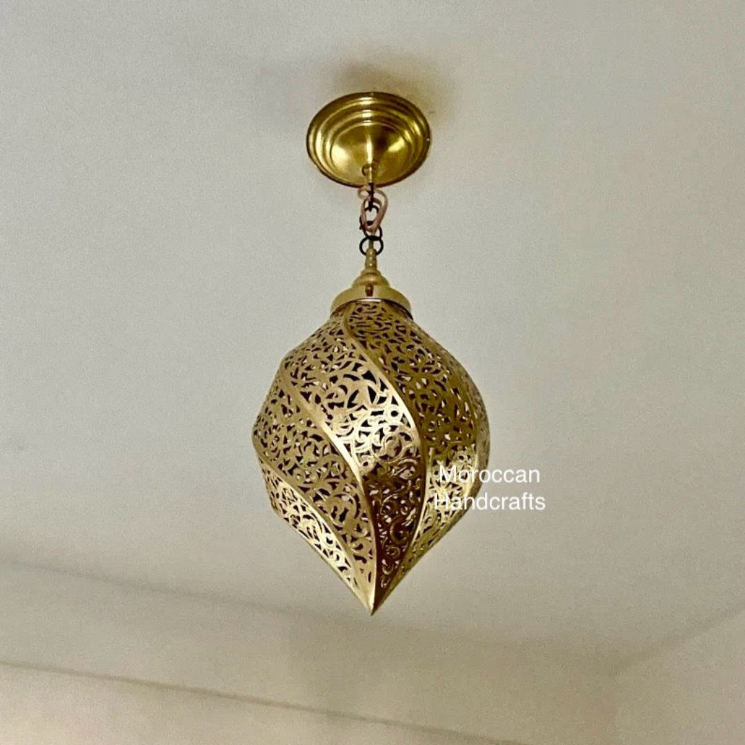 Brass Moucharabieh pendant light, ideal for a kitchen island or a hallway, highlighting the exquisite metal piercing.